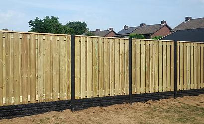 21 planks grenen met vlakke antraciet betonpaal en rotsmotief onderplaat