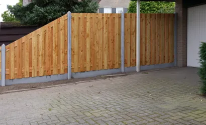 19 planks douglas geschaafd met licht grijze punt palen