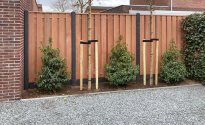 hardhout tuinscherm 21 planks met afdekkap en antraciet betonpalen met punt