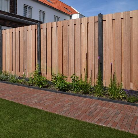 <p>Ben je op zoek naar een tuinafscheiding hout die sfeer &eacute;n privacy brengt? Een houten schutting blijft d&eacute; klassieker voor veel tuineigenaren. De natuurlijke uitstraling past bij vrijwel elke tuinstijl, van landelijk tot modern. Bij SCHUTTING.nl maken we elk tuinscherm hout met de hand in onze productiehal in Helmond. Dat betekent maatwerk in elk formaat dat jij nodig hebt.</p>

<p>Het populairste systeem is de hout-beton combinatie. Hierbij plaatsen we houten schermen tussen betonnen palen, met een betonplaat aan de onderzijde. Waarom dit zo slim is? Het hout raakt de grond niet, waardoor houtrot geen kans krijgt. Jouw tuin schutting hout gaat zo jarenlang mee zonder gedoe.</p>

<h2>Verschillende soorten houten schuttingen</h2>

<p>Welke houtsoort past het beste bij jouw tuin? Bij <a href="http://schutting.nl">SCHUTTING.nl</a> verkopen we veel verschillende opties, voor elke tuin en stijl een passende optie. Maar met zoveel aanbod, welke moet je dan kiezen? We leggen de opties naast elkaar.</p>

<h3>Douglas hout</h3>

<p><a href="https://www.schutting.nl/houten-tuinschermen/douglas-schutting">Douglas schuttingen</a> zijn al jaren de absolute topper. Dit Franse hout heeft van nature een prachtige rood-oranje kleur die na verloop van tijd vergrijst tot zilvergrijs. Wij leveren uitsluitend echt Douglas hout, geen goedkopere alternatieven zoals Red Class Wood. Het verschil? Echte Douglas is harder en gaat langer mee.</p>

<h3>Grenen hout</h3>

<p>Voor de beste prijs-kwaliteitsverhouding kies je <a href="https://www.schutting.nl/houten-tuinschermen/geimpregneerd-grenen-tuinschermen">Grenen</a>. Dit hout wordt onder hoge druk ge&iuml;mpregneerd, waardoor de levensduur vergelijkbaar is met Douglas. Perfect als je budget vriendelijk wilt blijven zonder in te leveren op duurzaamheid.</p>

<h3>Hardhout</h3>

<p>Wil je echt investeren in luxe? Dan is <a href="https://www.schutting.nl/houten-tuinschermen/hardhouten-tuinschermen">hardhout</a> jouw keuze. Bangkirai, Keruing of thermisch gemodificeerd Ayous geven een chique uitstraling en kunnen decennia meegaan. Ideaal voor wie een tijdloze tuinafscheiding hout zoekt.</p>

<h3>Kies de juiste stijl</h3>

<p>Qua stijl heb je keuze uit <a href="https://www.schutting.nl/houten-tuinschermen/zweeds-rabat-schutting-1">Zweeds Rabat</a> (het populaire potdeksel-effect), Rhombus (strakke, smalle latten) of klassieke plankenschermen. Bij plankenschermen bepaal je zelf de privacy: 17 planken voor meer doorkijk, 23 planken voor complete afscherming.</p>

<h2>De voor- en nadelen van een houten schutting</h2>

<p>Laten we eerlijk zijn over wat je kunt verwachten. Want voordelen van een houten schutting zijn er genoeg. Een schutting hout geeft warmte en natuurlijke sfeer aan elke tuin. Elk scherm is uniek door de natuurlijke tekening en nerven in het hout. Door onze handmatige productie leveren we vrijwel elke afmeting. En met betonpalen blijft jouw houten schutting jarenlang mooi.</p>

<p>Waar voordelen zijn, zijn vaak ook nadelen. Zo is hout een levend materiaal dat kan krimpen of uitzetten door weersveranderingen. Tussen de planken kunnen soms kleine kieren ontstaan. Ook verkleurt hout door zonlicht. Vind je dat erg? Dan moet je het regelmatig behandelen met olie of beits. Zonder betonpalen of bescherming raakt hout in de grond binnen enkele jaren aangetast door vocht.</p>

<p>Wist je dat dit werkingsproces juist de charme van hout is? Het past zich aan zijn omgeving aan en krijgt karakter. Is dit niet wat bij je past? Wie weet is een <a href="https://www.schutting.nl/composiet-schutting">composiet schutting</a> dan wel perfect voor jou.</p>

<h2>Kies voor een houten tuinpoort bij je schutting</h2>

<p>Een complete tuinafscheiding verdient een bijpassende poort. Bij ons worden vrijwel alle <a href="https://www.schutting.nl/houten-tuinpoort">houten poorten</a> geleverd met een stalen frame. Waarom dat cruciaal is? Hout kan kromtrekken door vocht en temperatuurwisselingen. Een stalen frame voorkomt dat je poort gaat klemmen. Ook het slot, dat in het frame zit ge&iuml;ntegreerd, blijft zo jarenlang soepel werken.</p>

<p>Je kunt kiezen uit dezelfde houtsoorten en stijlen als je schutting. Zo vormt alles &eacute;&eacute;n mooi geheel in jouw tuin.</p>

<h2>Koop je houten schutting bij SCHUTTING.nl</h2>

<p>Waarom zou je bij ons je schutting hout kopen? We bieden meer dan alleen producten. Via onze online configurator stel je eenvoudig jouw ideale schutting samen. Je ziet direct de prijs, inclusief alle benodigdheden zoals palen en beton. Geen verrassingen achteraf.</p>

<p>Twee linkerhanden? Geen probleem. Onze ervaren monteurs plaatsen door heel Nederland (behalve de Waddeneilanden). Of kom langs in onze showroom in Helmond om het hout zelf te zien, ruiken en voelen. Persoonlijk advies krijg je er gratis bij.</p>
