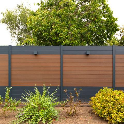 <p>Wil jij graag privacy in jouw tuin? Kies dan voor een aluminium schutting van SCHUTTING.nl. Een aluminium schutting is een moderne, duurzame en onderhoudsvriendelijke oplossing voor elke tuin. Op deze pagina ontdek je de vele voordelen van aluminium schuttingen, hoe je de juiste keuze maakt en waarom SCHUTTING.nl de ideale plek is om jouw aluminium tuinscherm aan te schaffen.</p>

<h2>Voordelen van een aluminium schutting</h2>

<p>Aluminium tuinschermen bieden verschillende voordelen die ze onderscheiden van traditionele schuttingen zoals een <a href="https://www.schutting.nl/houten-tuinschermen">houten tuinscherm</a> of een<a href="https://www.schutting.nl/composiet-schutting"> composiet schutting</a>. </p>

<ol>
	<li>
	<p><strong>Duurzaamheid en weerbestendigheid</strong><br />
	Aluminium is van nature bestand tegen roest, corrosie en verkleuring. Dit betekent dat jouw schutting er jarenlang als nieuw uit blijft zien, ongeacht de weersomstandigheden. Dit maakt aluminium een uitstekende keuze voor zowel regenachtige als zonnige omgevingen</p>
	</li>
	<li>
	<p><strong>Onderhoudsgemak</strong><br />
	In tegenstelling tot hout, dat regelmatig onderhoud en behandeling vereist, is aluminium vrijwel onderhoudsvrij. Een simpele schoonmaakbeurt is vaak voldoende om het materiaal in topconditie te houden. Dit bespaart niet alleen tijd, maar ook kosten op lange termijn.</p>
	</li>
	<li>
	<p><strong>Moderne uitstraling</strong><br />
	Aluminium tuinschermen geven jouw tuin een strakke, moderne uitstraling. Daarnaast zijn ze verkrijgbaar in verschillende kleuren en afwerkingen, zodat je jouw schutting volledig kunt afstemmen op de stijl van je tuin. </p>
	</li>
</ol>

<h2>Hoe kies je de juiste aluminium schutting? </h2>

<p>Bij het kiezen van een aluminium tuinscherm zijn er een aantal belangrijke overwegingen om in gedachten te houden. Het is ten eerste belangrijk om rekening te houden met het materiaal en de afwerking van de schutting van aluminium. Denk goed na over welke kleur en afwerking het best bij jouw tuin past. Ten tweede moet je rekening houden met de stijl van de schutting. Kies een stijl die zowel functioneel is als mooi aansluit bij jouw tuinontwerp. Daarnaast is het ook belangrijk om te denken aan de tuinpoort die je kiest. Wij bieden ook verschillende <a href="https://www.schutting.nl/aluminium-tuinpoort">aluminium tuinpoorten</a> aan zodat ook de tuinpoort perfect bij jouw aluminium schutting past. Ten slotte is een groot voordeel van aluminium dat het eenvoudig op maat kan worden gemaakt. Je kunt jouw schutting aanpassen aan jouw specifieke wensen op het gebied van hoogte en breedte. Heb je inspiratie nodig om jouw perfecte schutting uit te kiezen? Bekijk dan onze inspiratiepagina en bekijk onze prachtige schuttingen in de praktijk. </p>

<h2>Aluminium tuinhek laten plaatsen </h2>

<p>Je kunt gemakkelijk jouw aluminium tuinhek zelf in de tuin plaatsen, maar wij begrijpen ook dat je dit liever uitbesteedt. Onze ervaren monteurs nemen dit graag uit handen. Wij plaatsen het aluminium tuinscherm wanneer het jou uitkomt. Bij de desbetreffende schutting kun je via de configurator eenvoudig berekenen welke kosten wij hiervoor rekenen. In het geval dat de schutting niet geconfigureerd kan worden, zal een adviseur van SCHUTTING.nl een aangepaste offerte toesturen per e-mail. Heb je vragen over het plaatsen van jouw aluminium schutting? Neem dan gerust contact met ons op of bekijk onze veelgestelde vragen. </p>

<h2>Aluminium tuinscherm kopen bij SCHUTTING.nl </h2>

<p>Het is onze passie om de perfecte basis te leggen voor jouw ideale tuin. Bij SCHUTTING.nl zorgen wij ervoor dat jouw aluminium tuinhek met zorg en vakmanschap wordt gemaakt. Dit gebeurt in onze eigen productiehal waar wij alleen de beste materialen gebruiken. Op deze manier zorgen wij ervoor dat jouw aluminium tuinscherm lang mee gaat en er prachtig uitziet, ongeacht of je een grote of kleine tuin hebt. Voor elke situatie hebben wij de juiste oplossing. Heb je vragen over onze aluminium schuttingen? Aarzel dan niet om contact met ons op te nemen; wij helpen je graag verder. </p>

<h3><strong>Hoelang gaat een aluminium schutting mee?</strong></h3>

<p>Een goed onderhouden aluminium schutting kan gemakkelijk tientallen jaren meegaan.</p>

<h3><strong>Is een aluminium schutting duur?</strong></h3>

<p>Hoewel de initiële kosten hoger kunnen zijn dan bijvoorbeeld hout, bespaar je op de lange termijn door het lage onderhoud en de lange levensduur.</p>

<h3><strong>Kan ik een aluminium schutting zelf installeren?</strong></h3>

<p>Ja, met de juiste tools en instructies is het zeker mogelijk om zelf een aluminium schutting te installeren. Wil je dit liever uitbesteden? Onze ervaren monteurs nemen dit graag van jou uit handen.</p>
