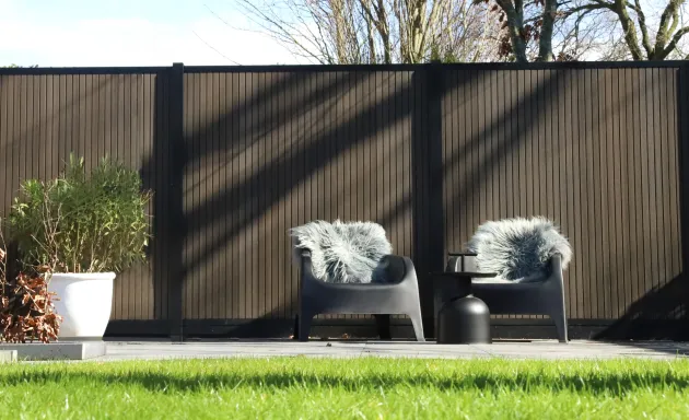 img 2571 composiet schutting rhombus walnut ral9005 verticaal