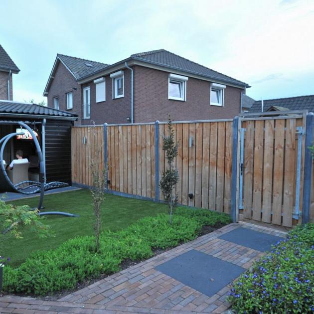 Aflopend Tuinscherm Douglas 23 planks 180x180 cm BxH | Fijnbezaagd | Verticaal | Rechts naar Links